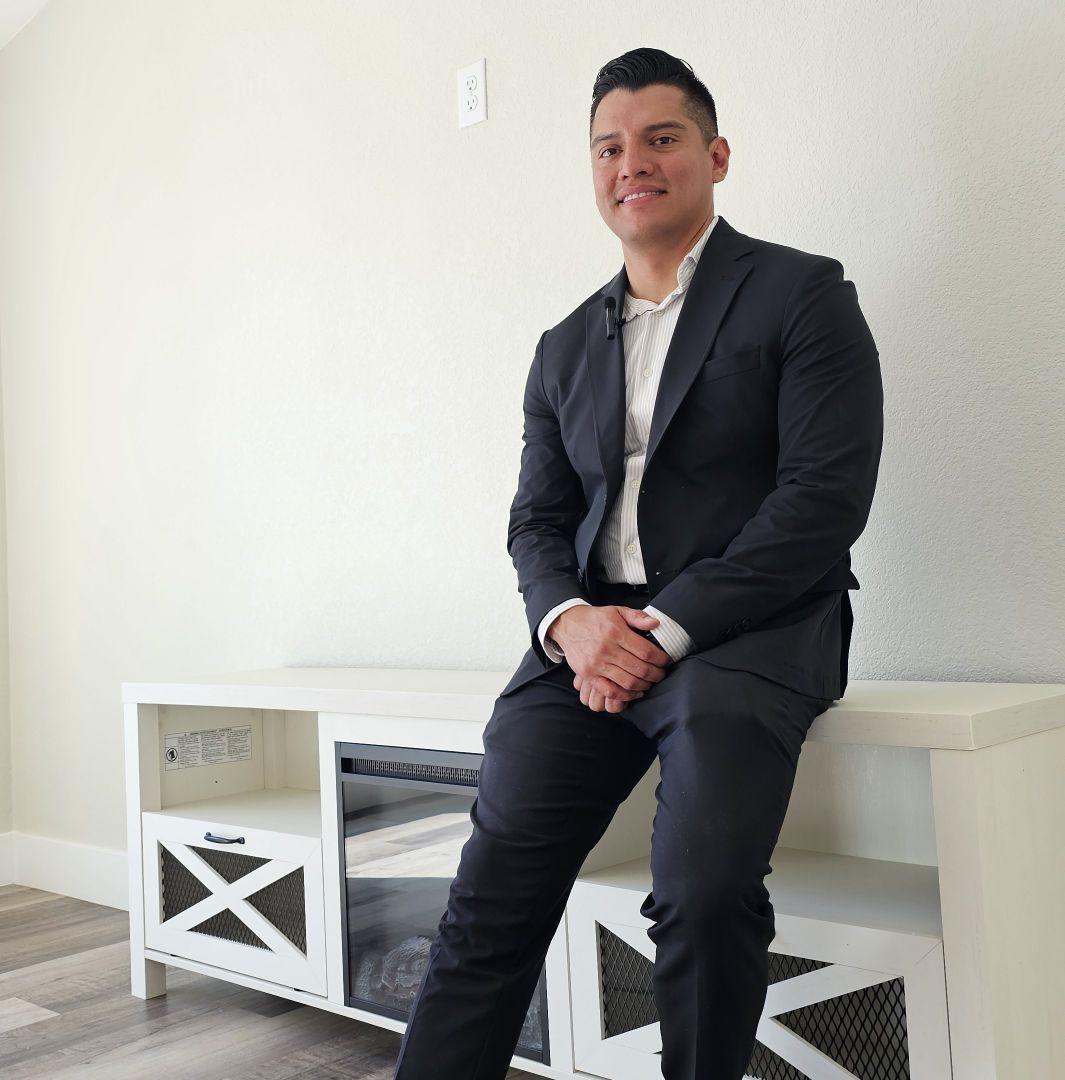 Eric González Realtor en Las Vegas asesorando a vendedor de casa
